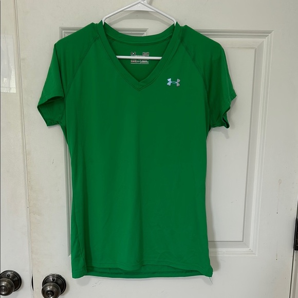 Under Armour Semi Fitted Short Sleeve T-Shirt size medium heat gear V-neck - Picture 1 of 5